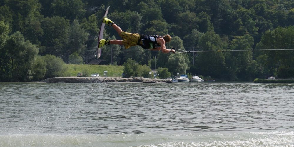 Die Bootsfahrer steigen in Pörtschach/Wörthersee in den Corona Wakeboard Cup 2014 ein,