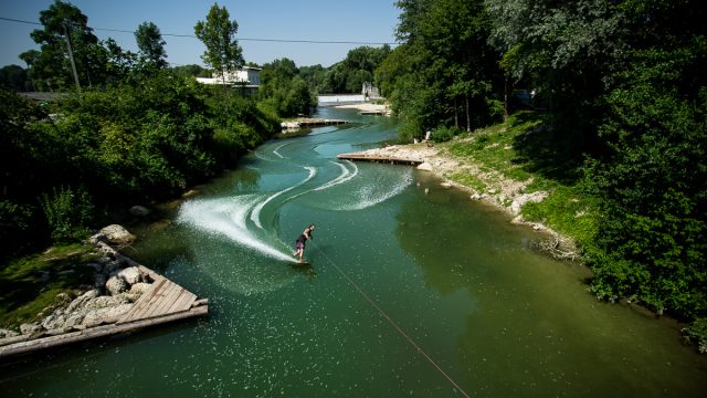 Dominik Hernler ist mit Wakeboard und Winch auf Tour – in Oberösterreich startete die Action.